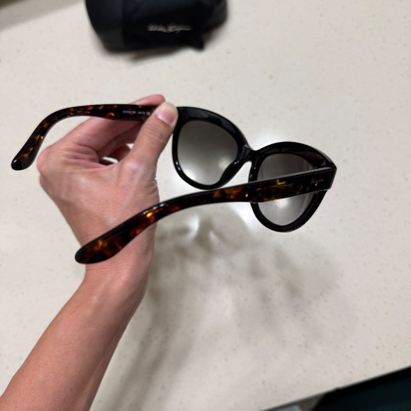 Salvatore Ferragamo women’s sunglasses - Like New - Picture 4 of 5
